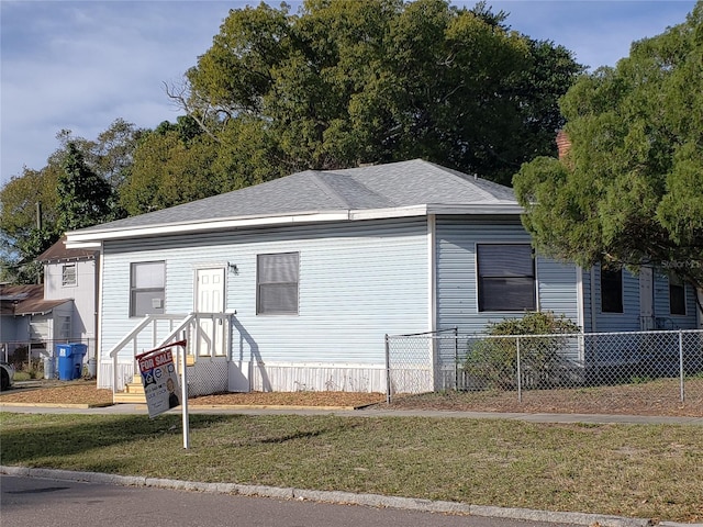 manufactured / mobile home featuring a front lawn