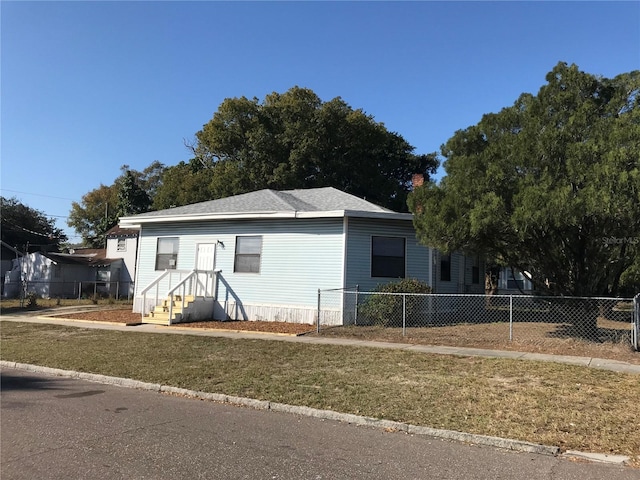 bungalow featuring a front yard