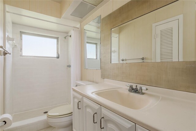 bathroom with toilet, vanity, and curtained shower