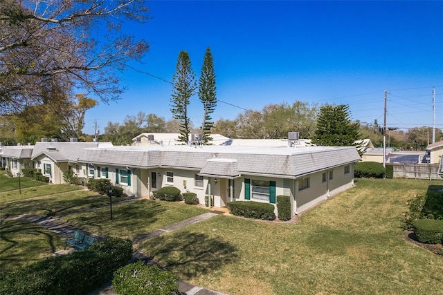 view of front facade with a front yard