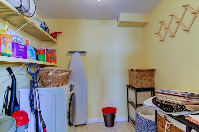 laundry area featuring washer / clothes dryer and light tile patterned flooring