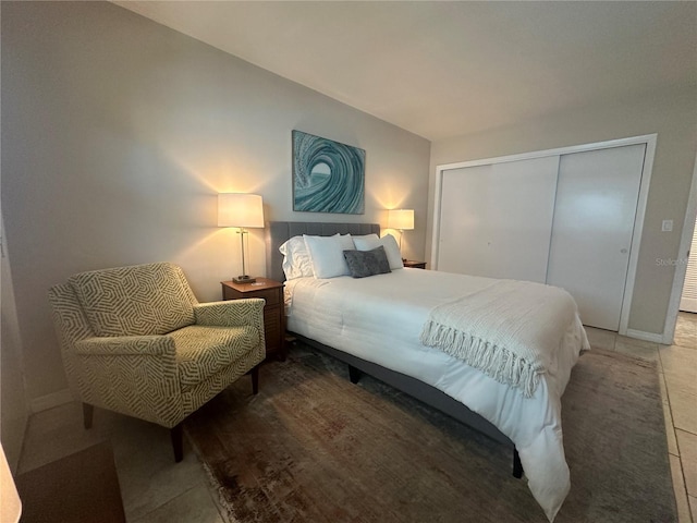 bedroom featuring vaulted ceiling and a closet