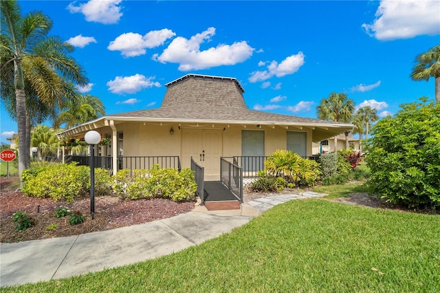 view of front of home with a front lawn