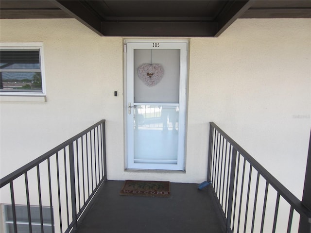 property entrance featuring a balcony