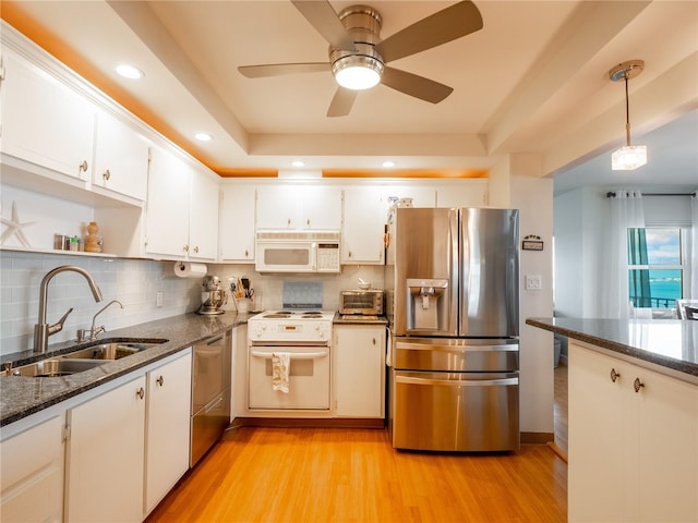 kitchen with ceiling fan, sink, appliances with stainless steel finishes, and light hardwood / wood-style flooring