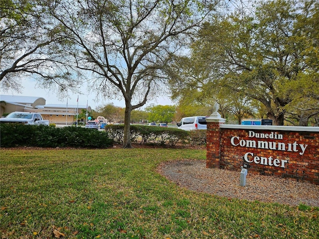 community / neighborhood sign featuring a yard