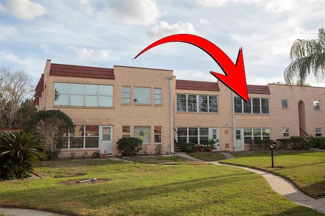 view of front facade featuring a front lawn