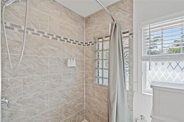 bathroom with shower / tub combo