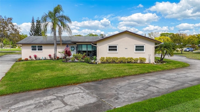 single story home with a front lawn