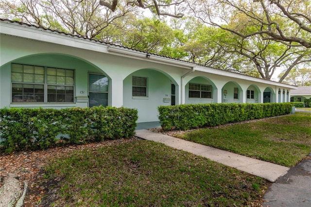 single story home with a porch