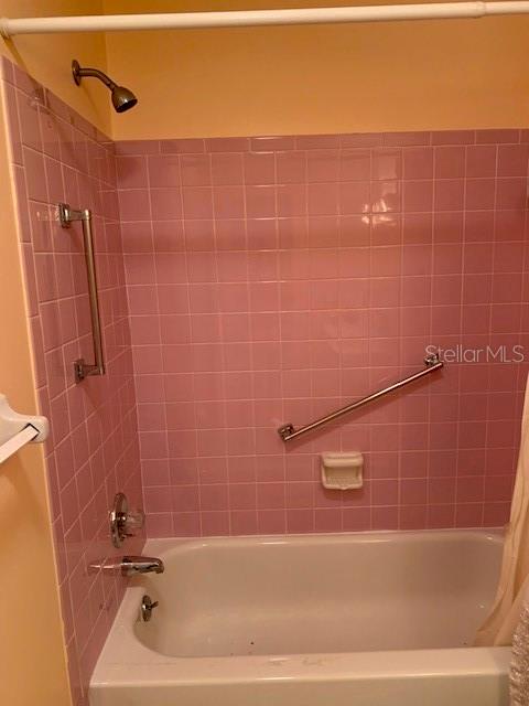 bathroom featuring tiled shower / bath