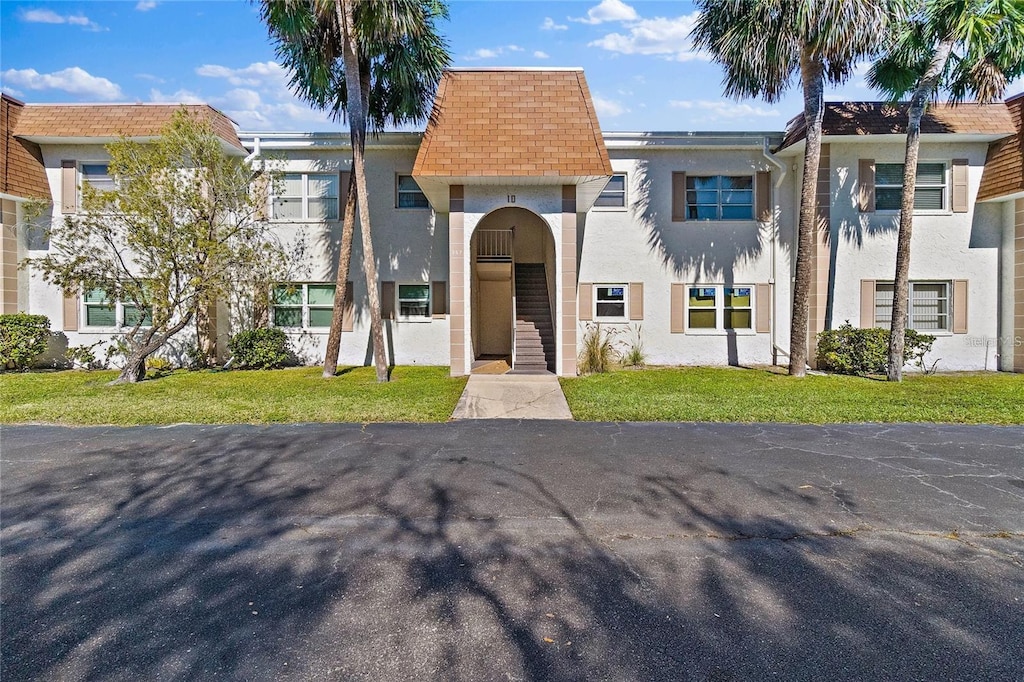 view of front of home with a front lawn