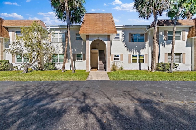 view of front of home with a front lawn