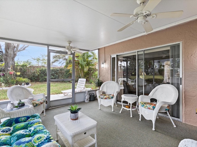 sunroom with ceiling fan