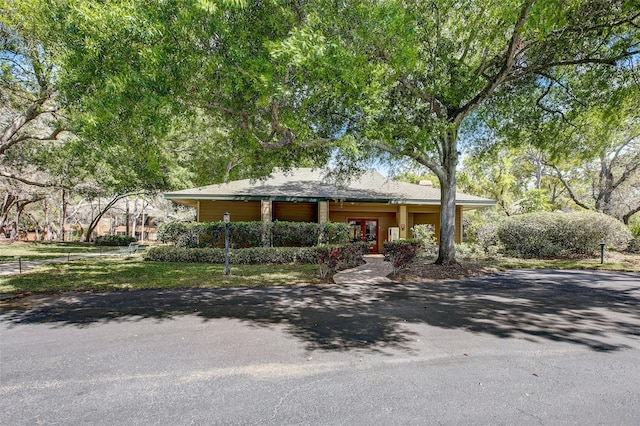 view of front facade featuring driveway