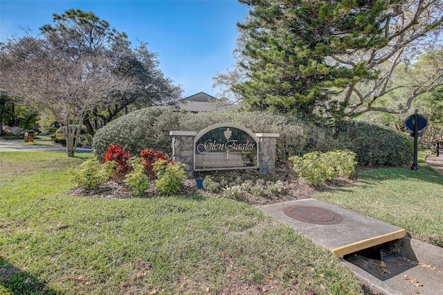 community / neighborhood sign featuring a lawn