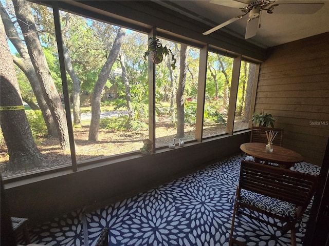 sunroom with ceiling fan