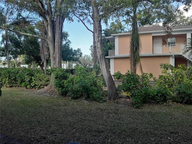 view of yard with a balcony