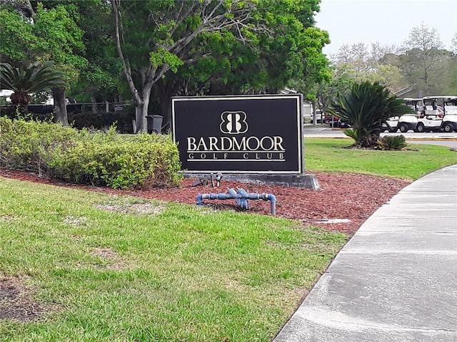 community sign featuring a yard