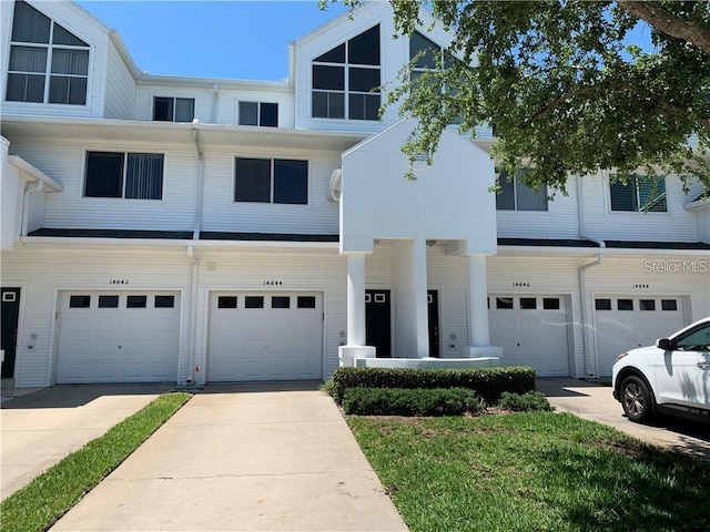 townhome / multi-family property featuring a garage