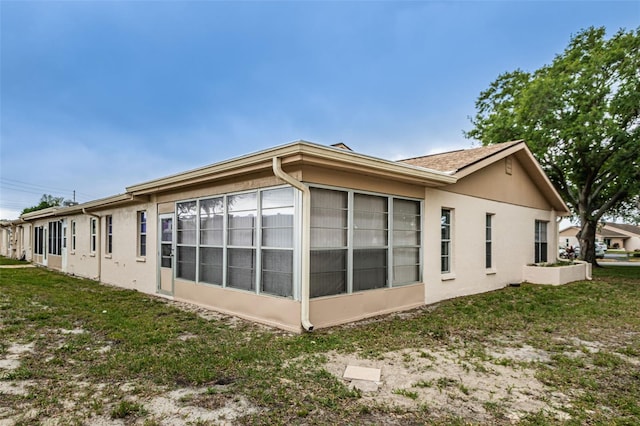 view of side of property featuring a lawn