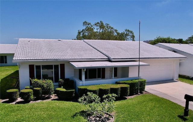 view of front of home featuring a front yard and a garage