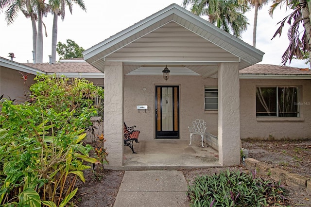 doorway to property with ceiling fan