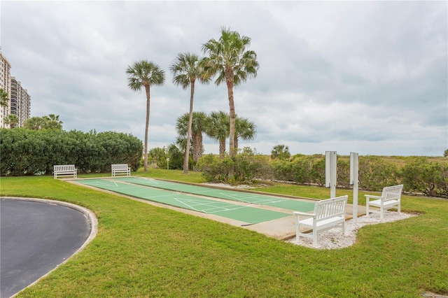 view of property's community featuring a lawn