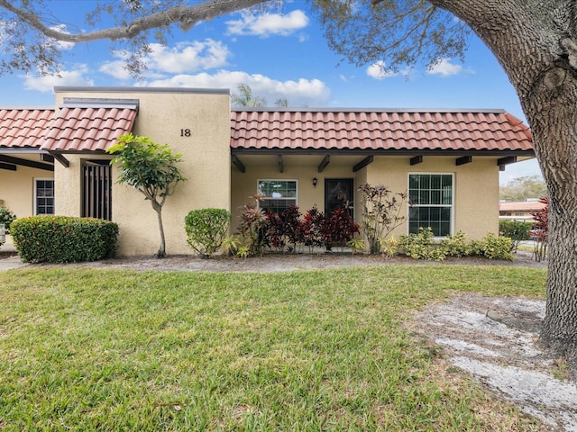 view of front of home with a front lawn