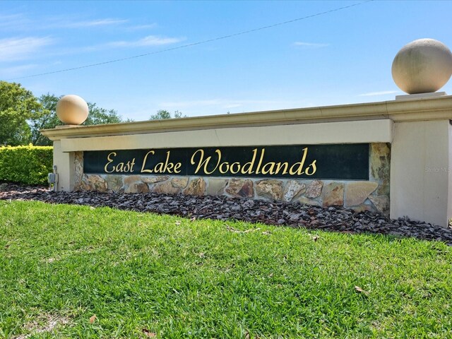 community / neighborhood sign with a yard