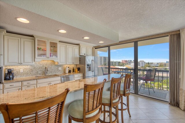 kitchen featuring appliances with stainless steel finishes, sink, plenty of natural light, and a breakfast bar