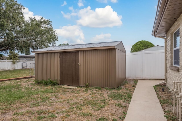 view of yard featuring a storage unit