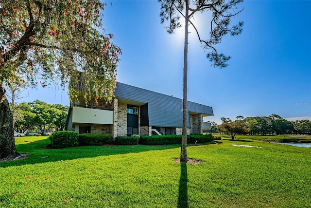 view of front of house featuring a front lawn