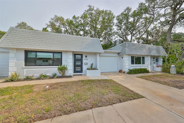 view of front facade featuring a garage and a front lawn