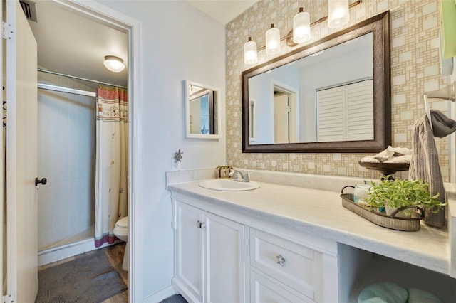full bath featuring vanity, visible vents, curtained shower, toilet, and tasteful backsplash