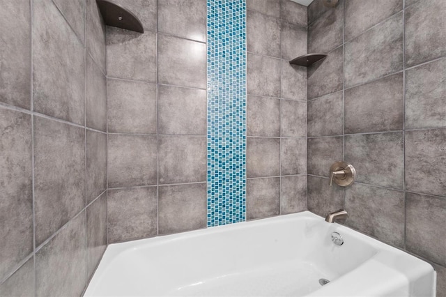 bathroom featuring tiled shower / bath