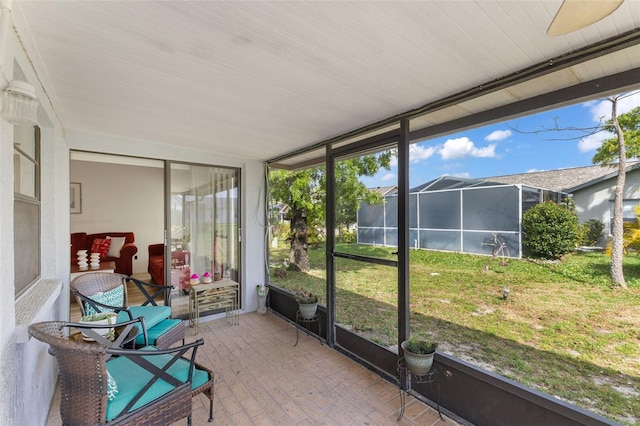 sunroom with ceiling fan