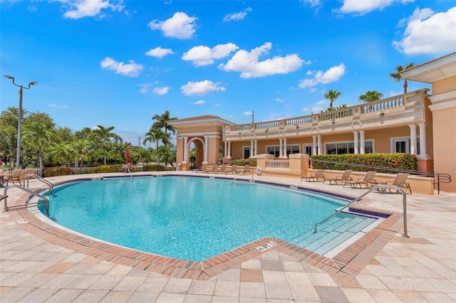 view of swimming pool featuring a patio