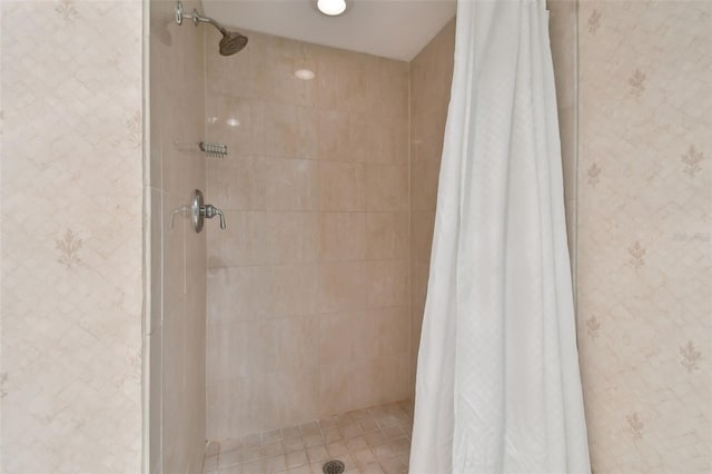 bathroom featuring a shower with shower curtain