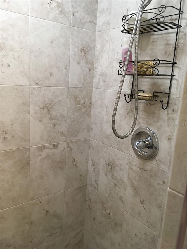 room details featuring a tile shower