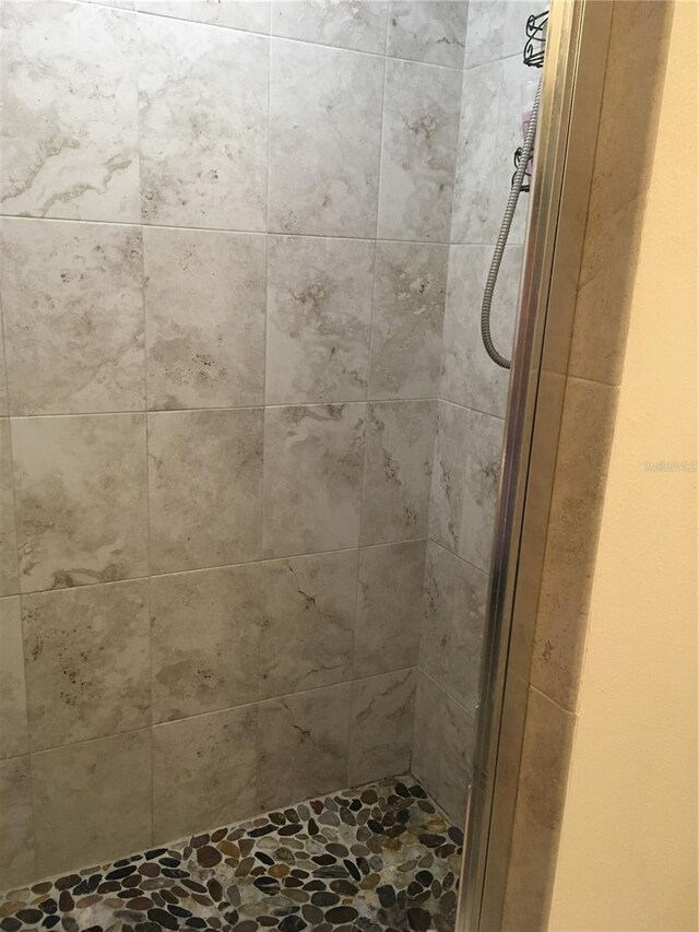 bathroom featuring a tile shower