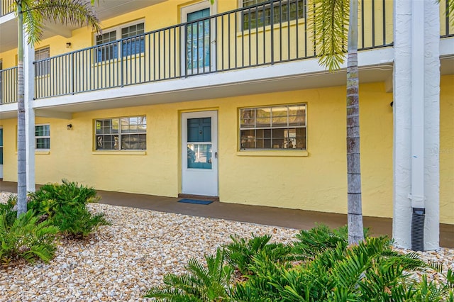 property entrance featuring a balcony