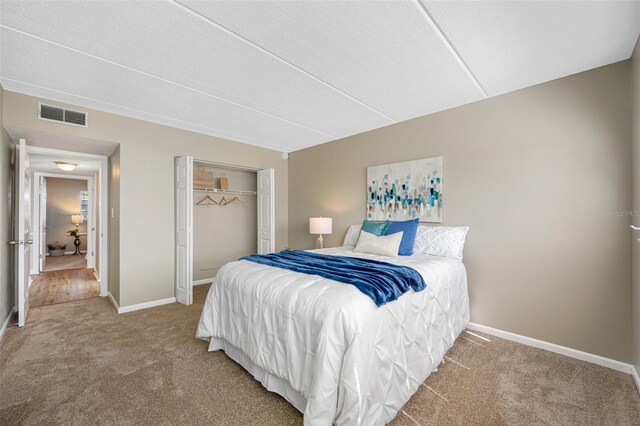 bedroom with carpet flooring and a closet