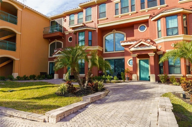 view of front of home featuring a front lawn