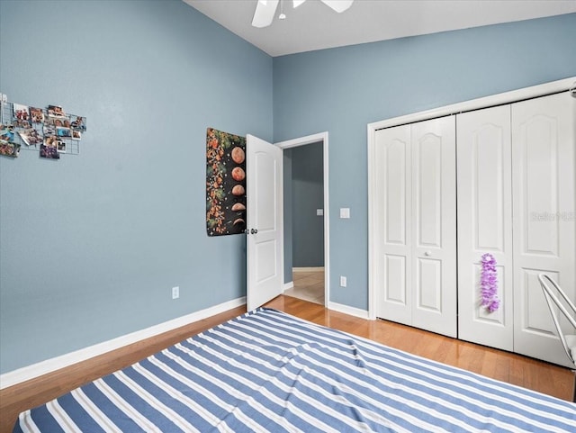 unfurnished bedroom with ceiling fan, a closet, vaulted ceiling, and light wood-type flooring