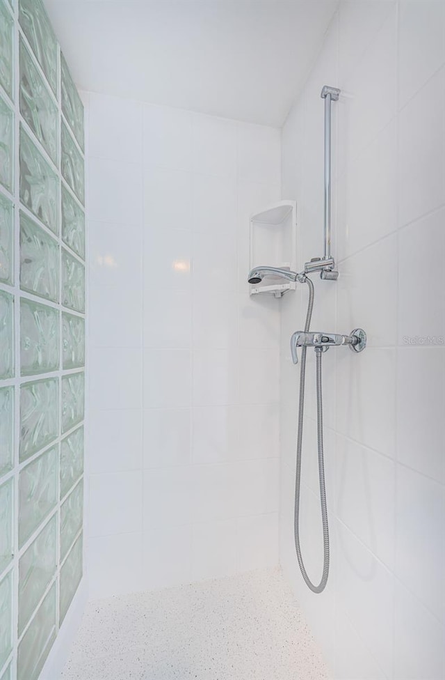 bathroom featuring a tile shower