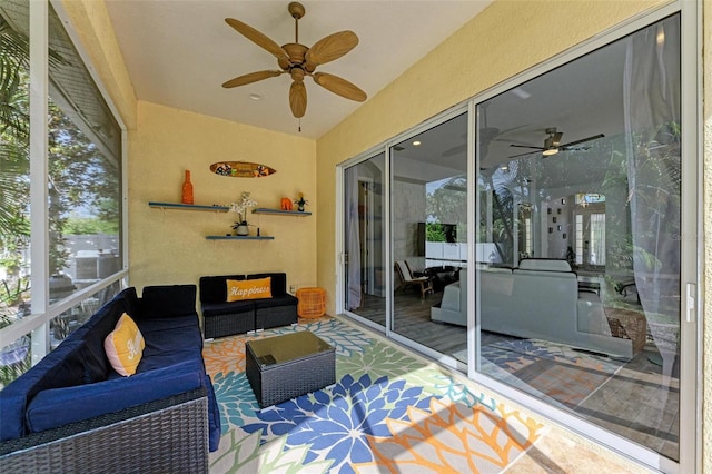 sunroom with ceiling fan