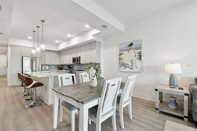 dining space featuring recessed lighting, visible vents, baseboards, and light wood-style flooring