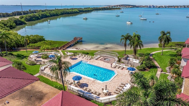 view of swimming pool featuring a water view