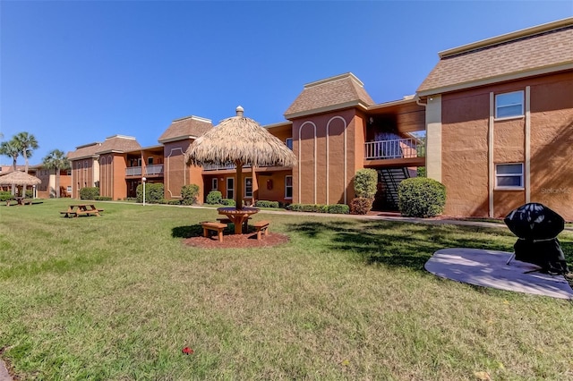 view of property's community featuring a yard